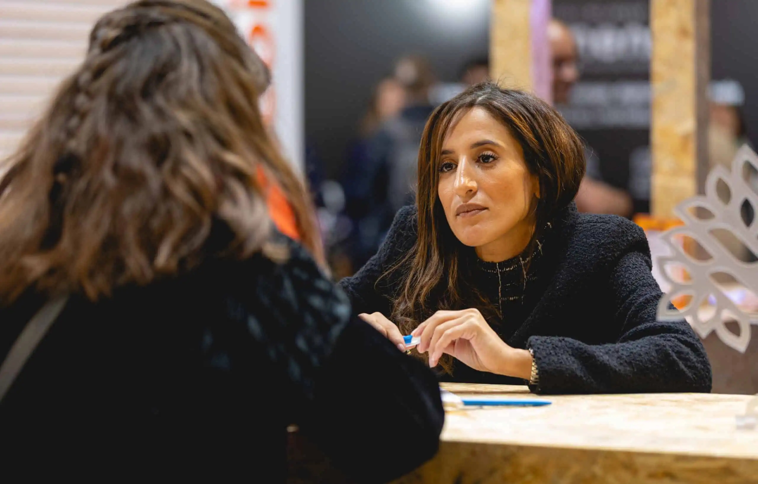 Collaboratrice Lafôret à l'écoute d'un projet de création d'agence immobilière