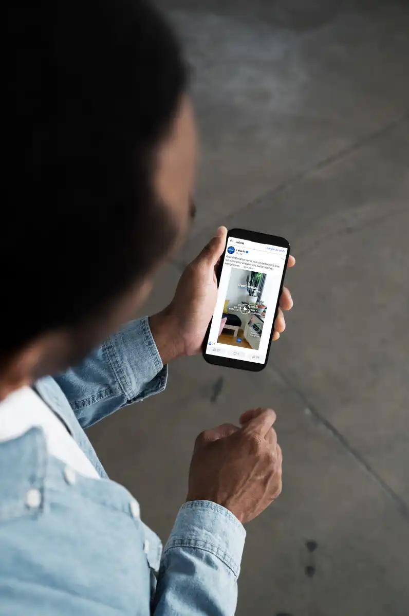 Entrepreneur immobilier Lafôret sur son portable présentant les outils digitaux Lafôret